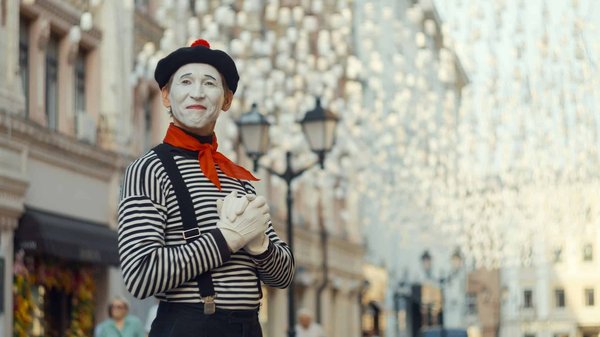 Quelles sont les étapes pour créer un spectacle de mime sur des contes populaires?
