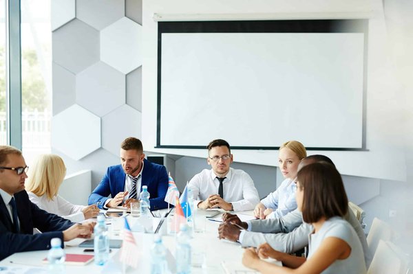 Comment les forums en ligne peuvent-ils servir de plateforme pour les débats sur les politiques publiques locales ?